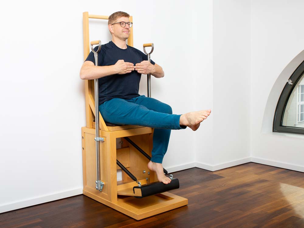 Das Foto zeigt Christian Dorn, den Pilatestrainer bei 'POWERHOUSE Potsdam', Ihrem Pilatesstudio für klassisches Pilates an Geräten und dient als Beitragsbild für den Kurs "Einzeltraining" für Pilates an Geräten.