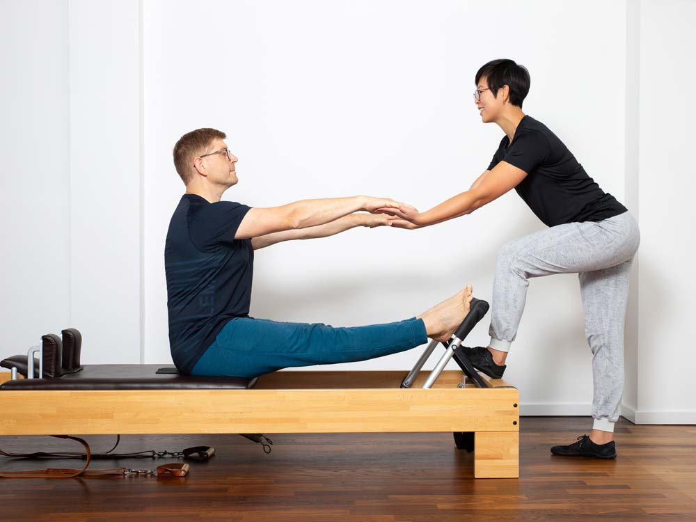 Das Foto zeigt Angela Dorn und Christian Dorn, die Pilatestrainer bei 'Powerhouse Potsdam', Ihrem Pilatesstudio für klassisches Pilates an Geräten.